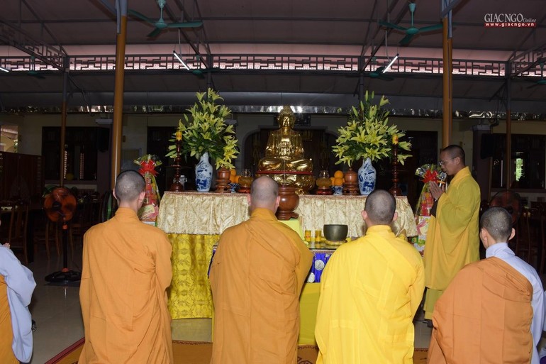 Đoàn tác bạch cúng dường tại Học viện Phật giáo VN tại Huế