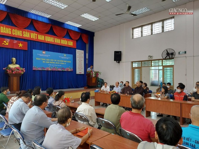 Chư tôn đức, lãnh đạo, người dân quận Tân Bình tham dự buổi trao quà
