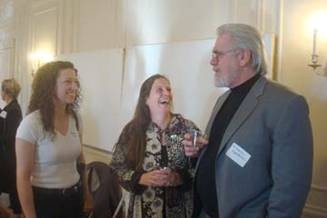 Michael Carroll, diễn giả của diễn đàn Doanh nhân Berkshire, đang nói chuyện với thành viên Wendy Jill Krom và Bethany Perron.