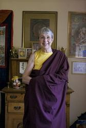 Y tá trở thành tu nữ Phật giáo