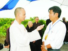 Nhà báo, Đại đức Thích An Đạt đang tác nghiệp tại Phú Quốc