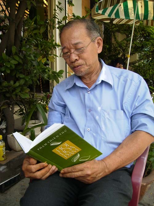 Phạm Thiên Thư đang xem lại bộ Kinh Hiền Hội Hoa Đàm (Ảnh: kyluc.com.vn)