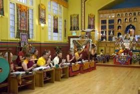 Lạt-ma Thupten Gyalsten Dorje sám chủ đàn tràng và các pháp lữ trì tụng thần chú nguyện cầu hòa bình