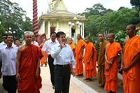 Chủ tịch nước Nguyễn Minh Triết thăm các vị sư và bà con phật tử chùa KomPongChrây. Ảnh: B.T