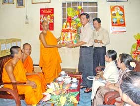 Đồng chí Sơn Song Sơn, Ủy viên Trung ương Đảng, Phó Ban thường trực Ban Chỉ đạo Tây Nam bộ, đến thăm tặng quà Hội Đoàn kết sư sãi thành phố Cần Thơ.