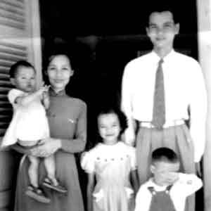 Gia đình nhà văn Võ Hồng, chụp năm 1956