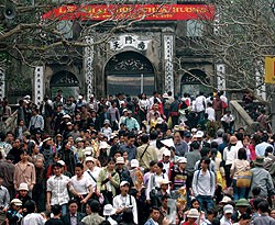 Đông đảo du khách tham gia lễ hội chùa Hương