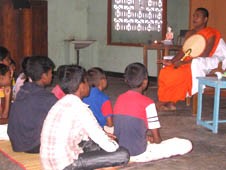 Đại đức Samana chia sẻ giá trị Phật giáo cho trẻ em lang thang