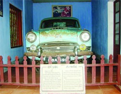 Chiếc Austin A95 Westminster còn nguyên vẹn với ghi chú sự kiện hòa thượng Thích Quảng Đức tự thiêu được trưng bày tại chùa Linh Mụ (TP Huế)