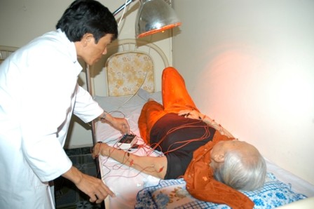 Y sĩ Phan Văn Ba đang chăm sóc bệnh nhân
