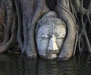 Nước lũ làm hư hại các công trình kiến trúc Phật giáo cổ - Ảnh: AFP