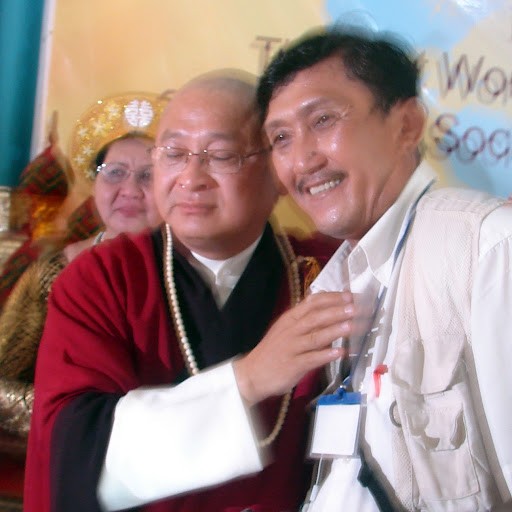 Ông Duy Tuệ (giữa) và những trò công kích Phật giáo gây dư luận thời gian qua