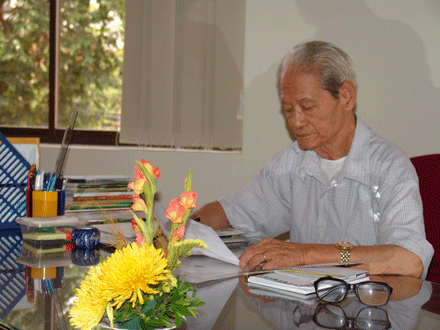 Ở tuổi 95, cư sĩ Tống Hồ Cầm vẫn minh mẫn, ngày ngày đến làm việc tại Giác Ngộ