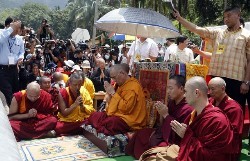 Đức Dalai Lama thăm Đài Loan trong năm 2009 & cầu nguyện sau cơn bão Morakot gây ra lũ lụt và lở đất giết chết khoảng 700 người
