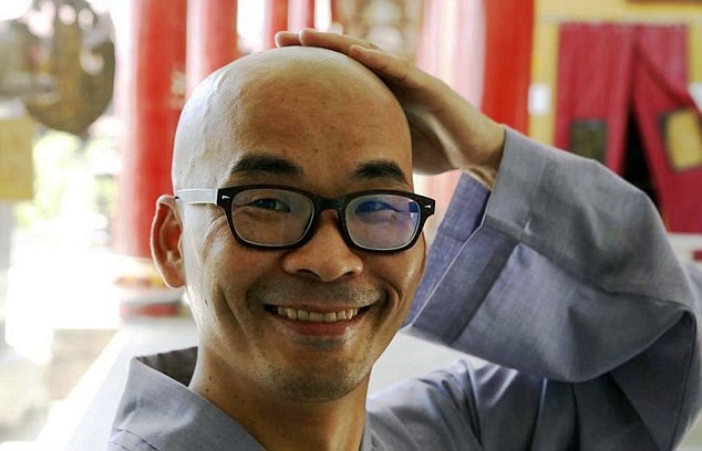 Thầy Liu với nụ cười hiền từ và hạnh phúc sau khi xuống tóc