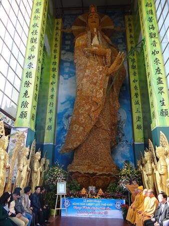 Tượng Phật bằng hoa bất tử lớn nhất thế giới