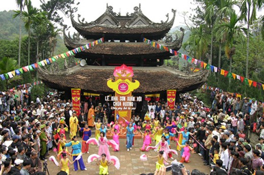 Chùa Hương là di tích quốc gia đặc biệt. Trong ảnh: khai lễ chùa Hương đầu năm
