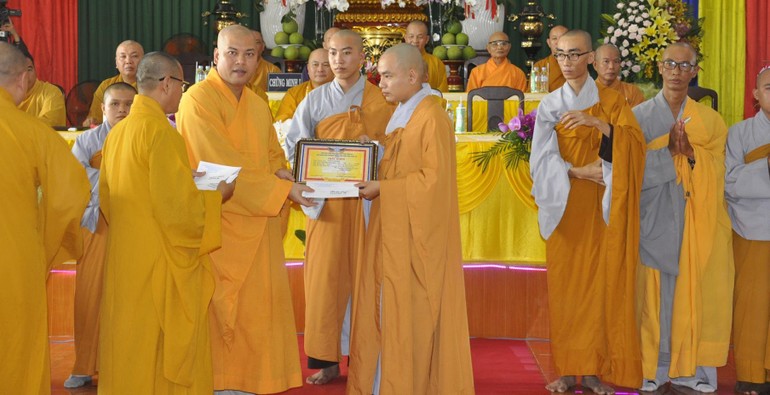 Tăng Ni sinh Lớp Sơ cấp Phật học Long An khóa VI